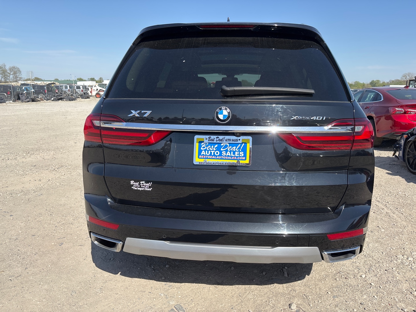 BMW X7 xDrive40i, vedere din spate, la locul licitației Manheim, înainte de transport