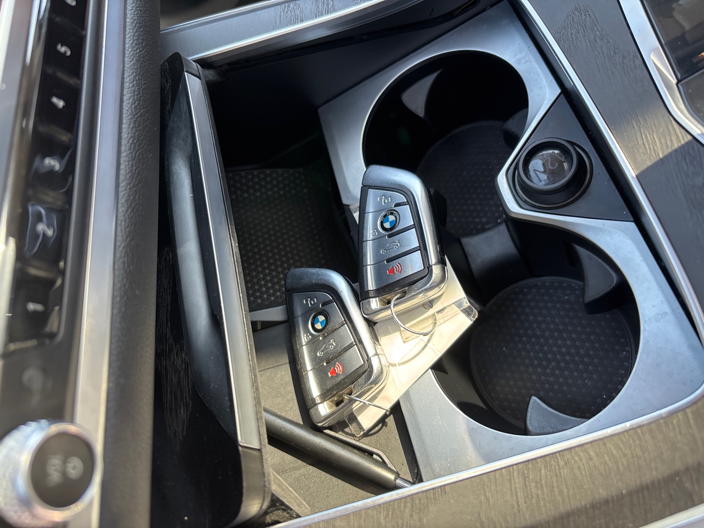 Cele două chei originale ale BMW X7, în consola centrală