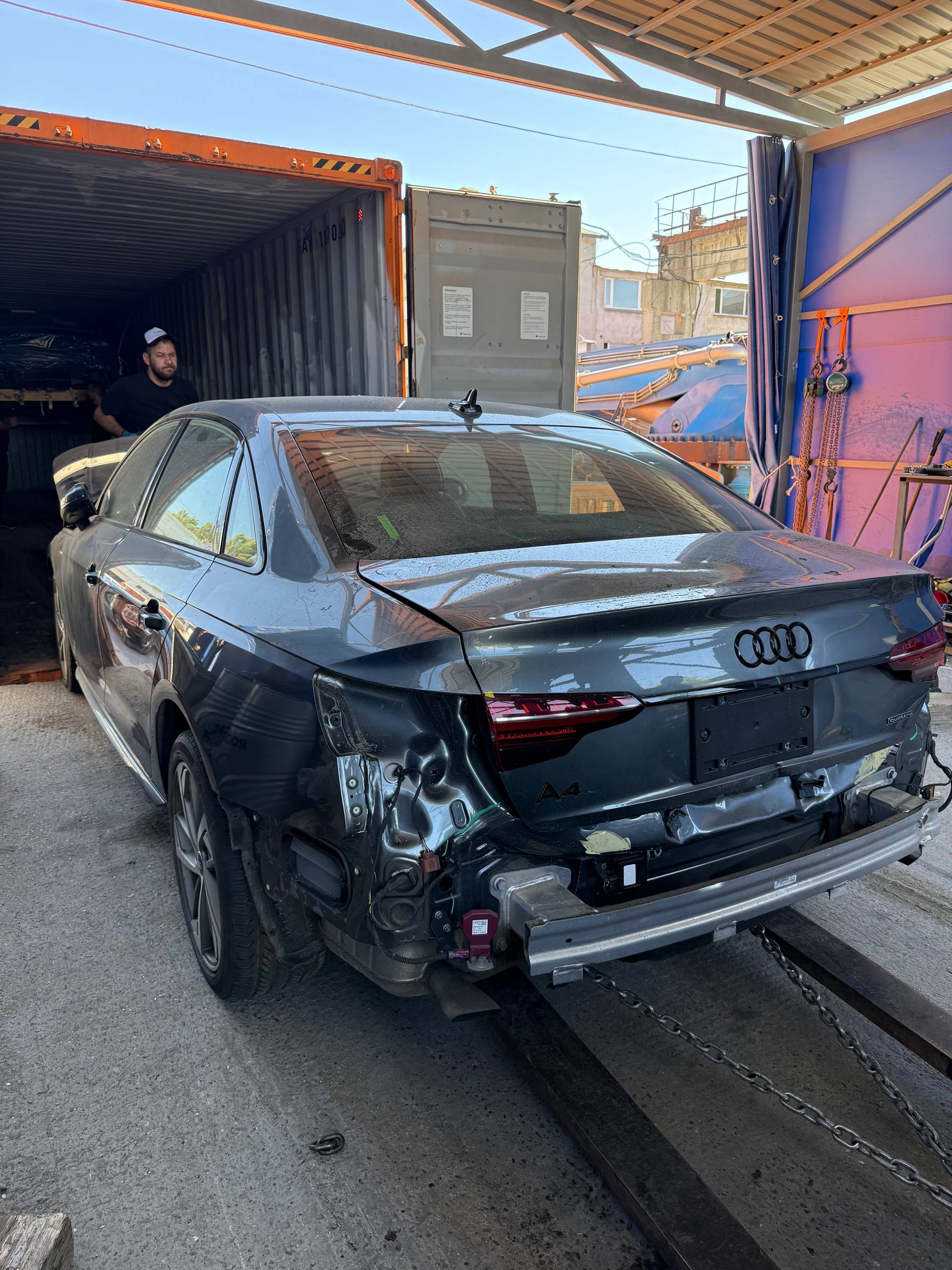 Audi A4 2021 Premium Plus 45 quattro cu daune la partea din spate, la descărcarea din container