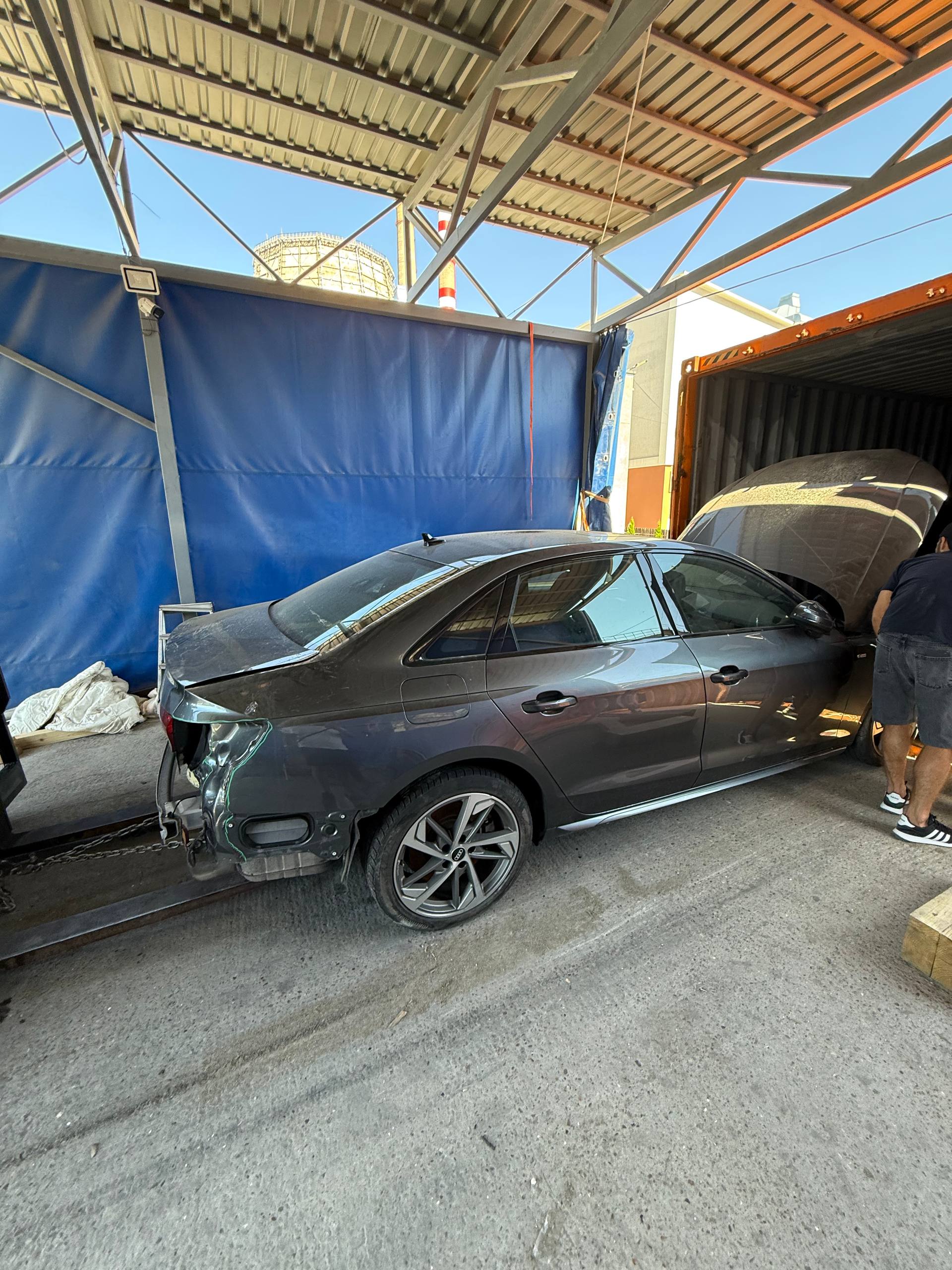 Audi A4 2021 quattro, vedere laterală, pe platforma de transport, cu portbagajul avariat