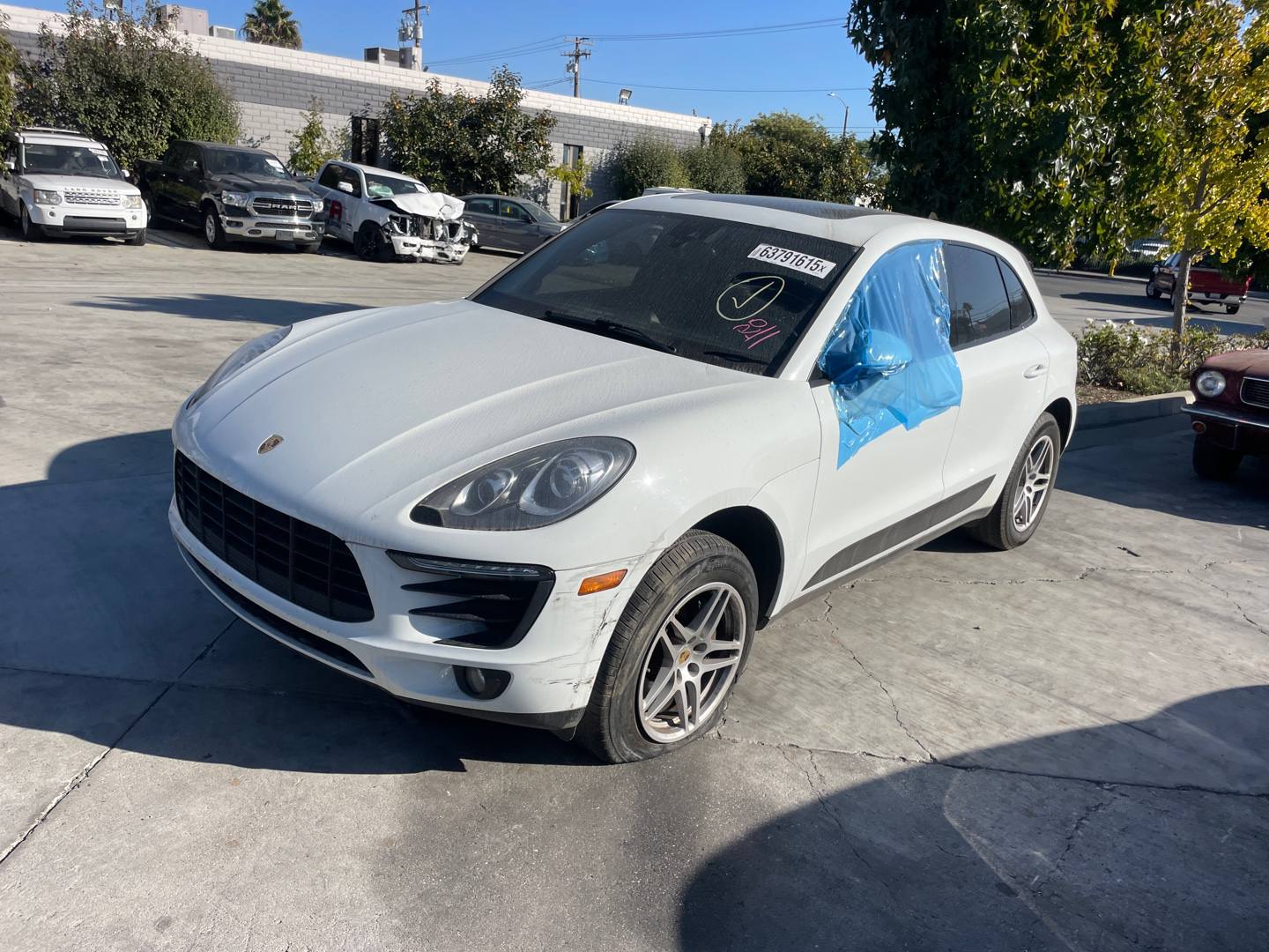 Porsche Macan 2017 alb, imediat după câștigarea licitației, în parcarea din SUA
