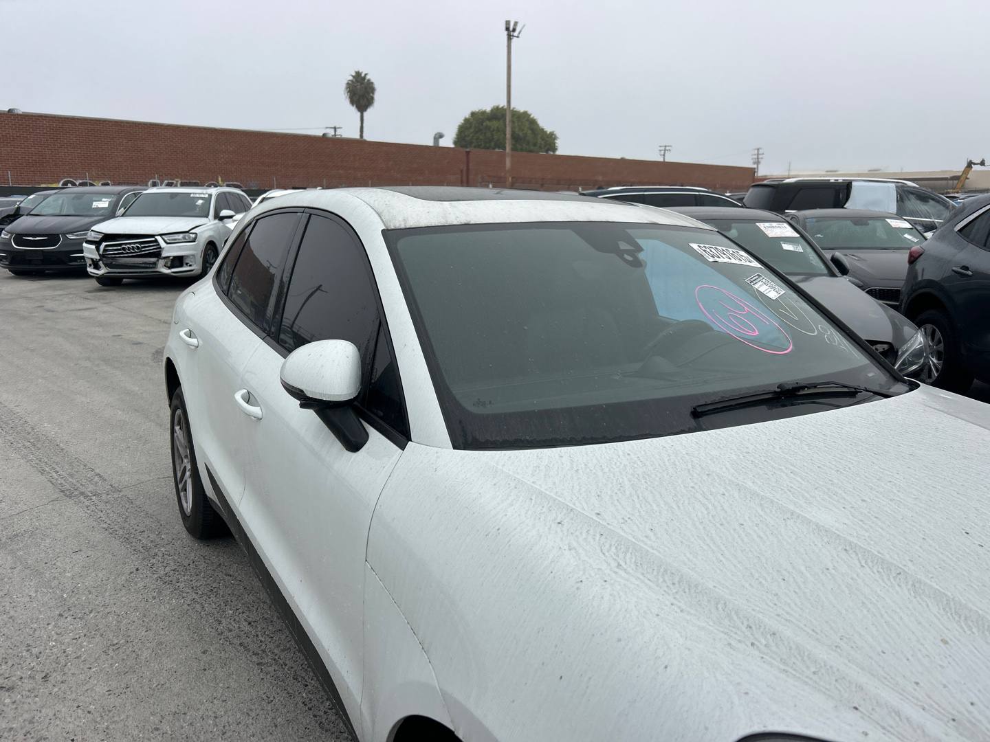 Porsche Macan în parcarea de tranzit din port, înainte de încărcarea în container