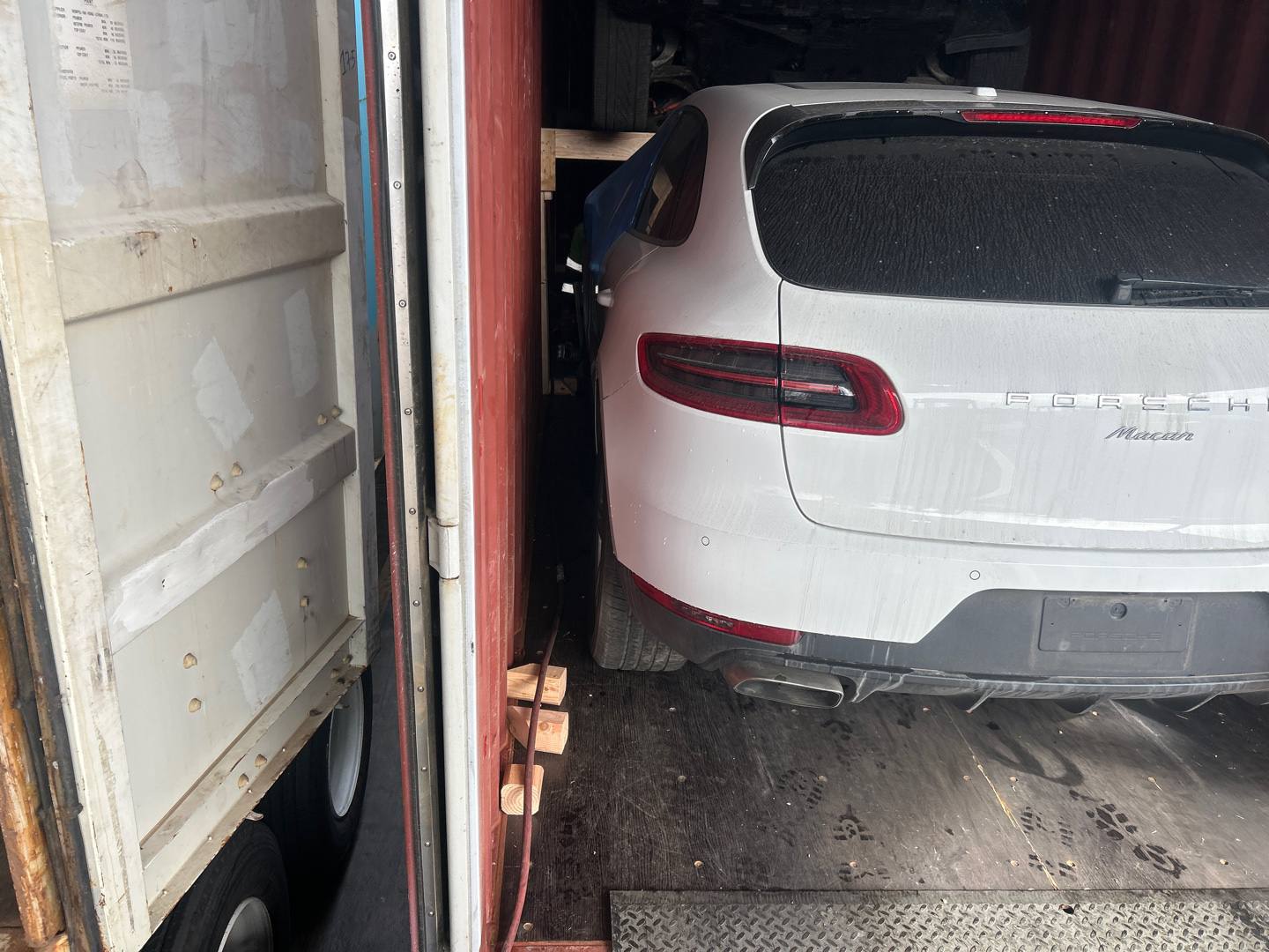 Porsche Macan descărcat din container la sosirea din SUA
