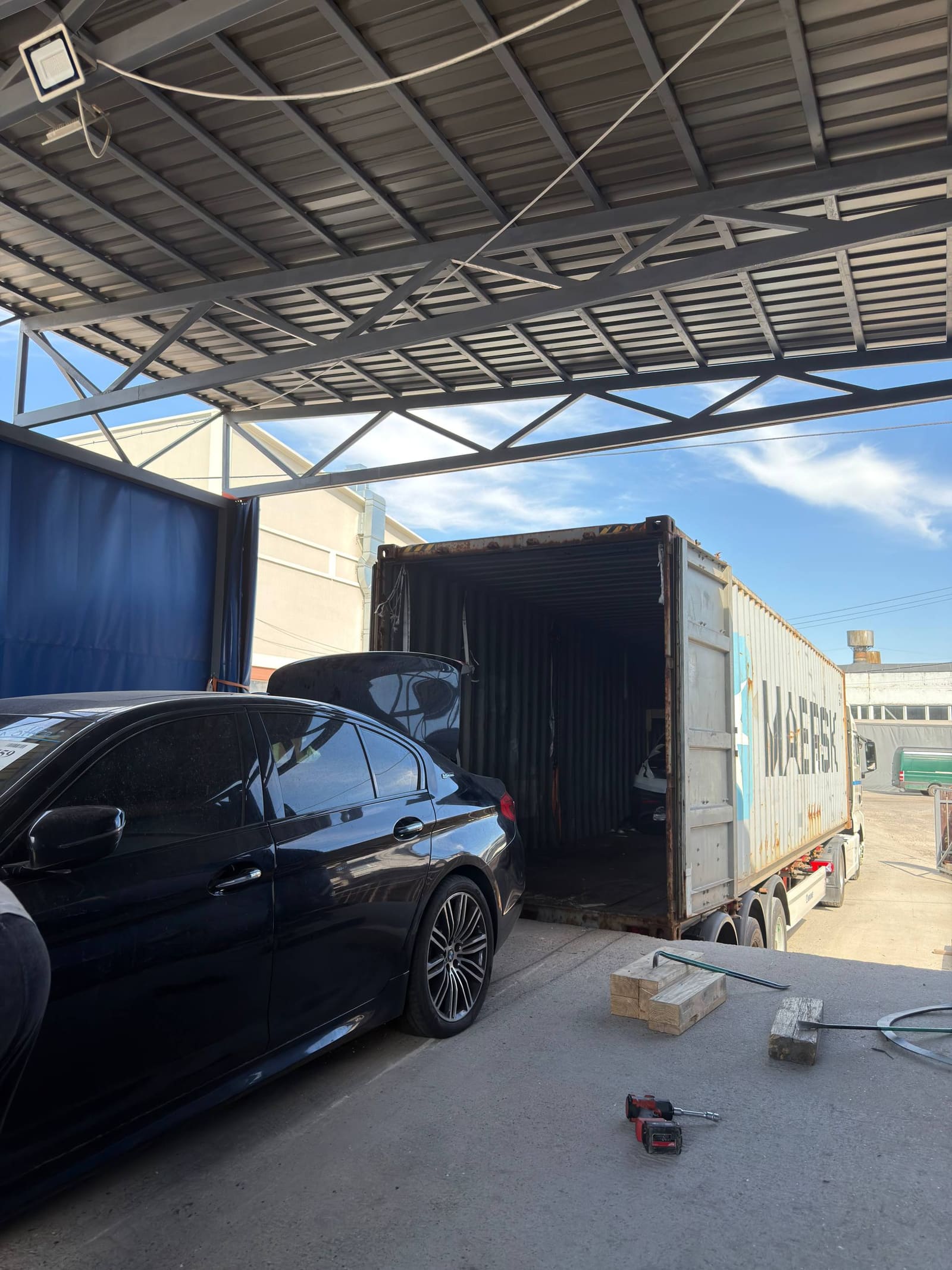 Mașina unui client, descărcată din container la depozitul AutoBid din Moldova