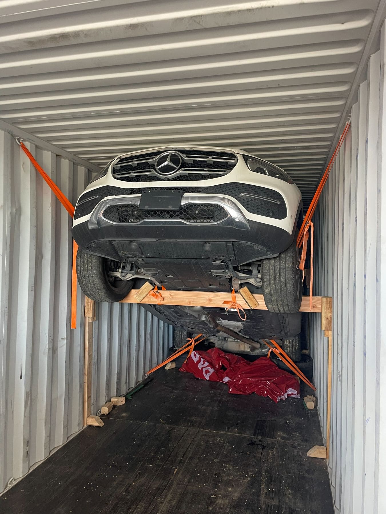 Mașină fixată în container, în timpul descărcării la depozitul din Moldova